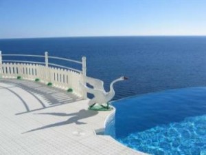 Ferien am Mittelmeer, an eíner der sonnigen Küsten Spaniens.  